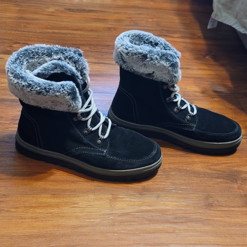 Cougar Black Boots with Gray Fur Trim